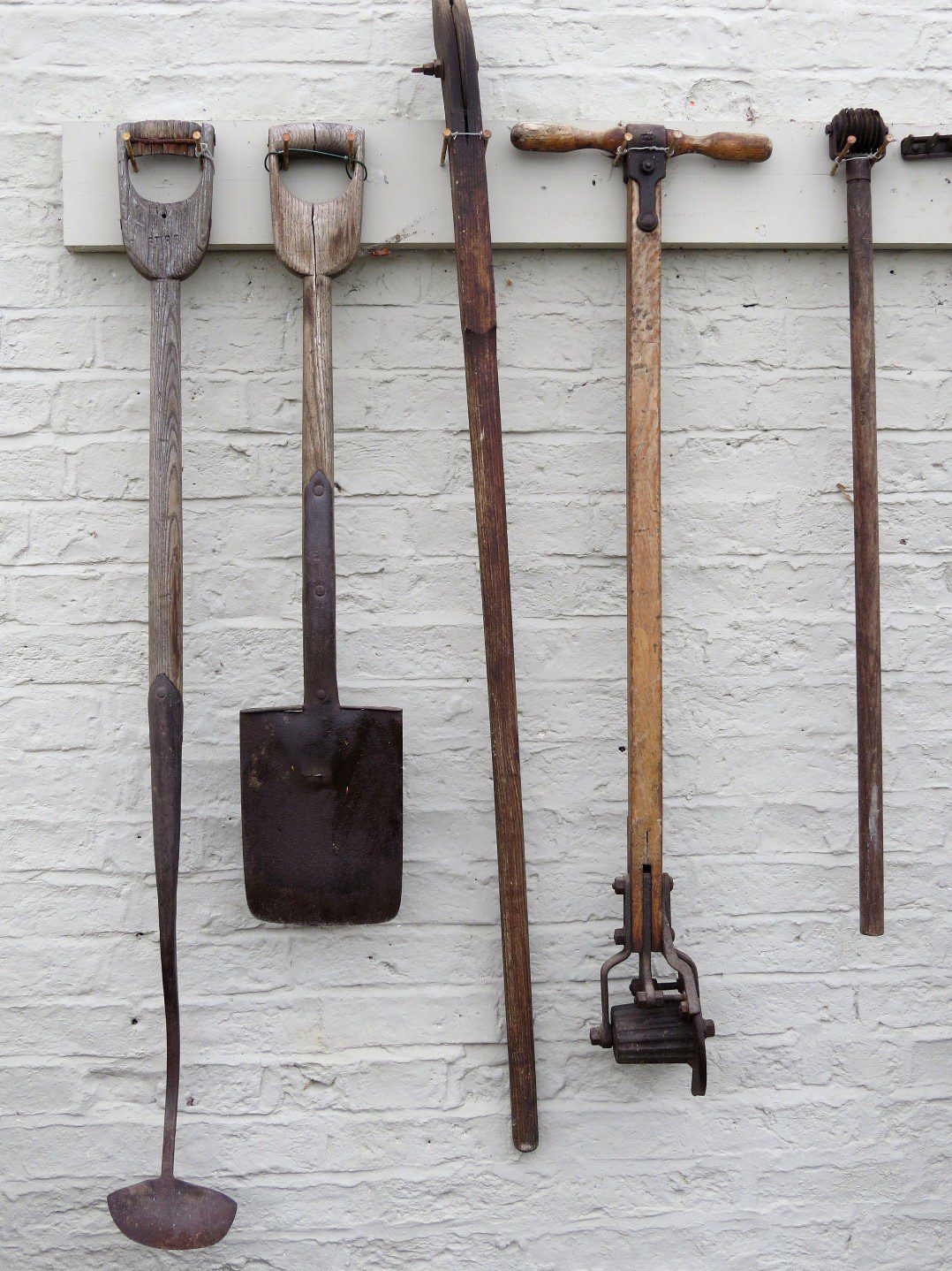 Tuingereedschap aan de muur Tuingereedschap aan de muur Onderhoudsvrije tuin