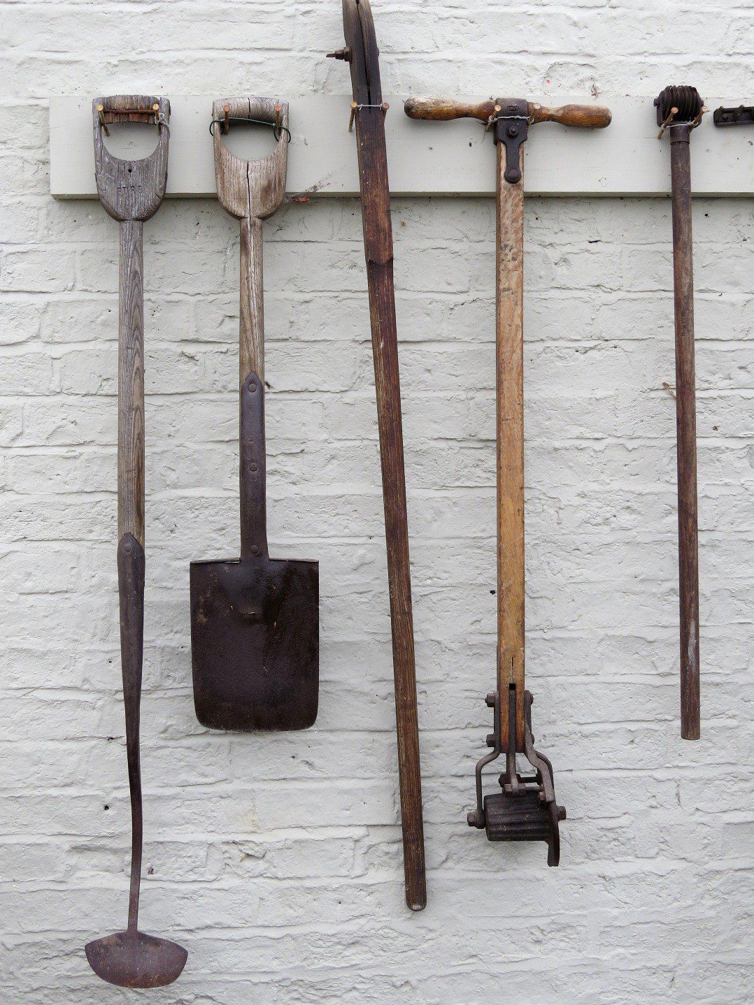 Tuingereedschap aan de muur Onderhoudsvrije tuin