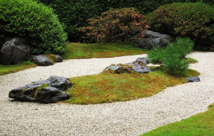 Een Japanse tuin met moseiland en rotsen